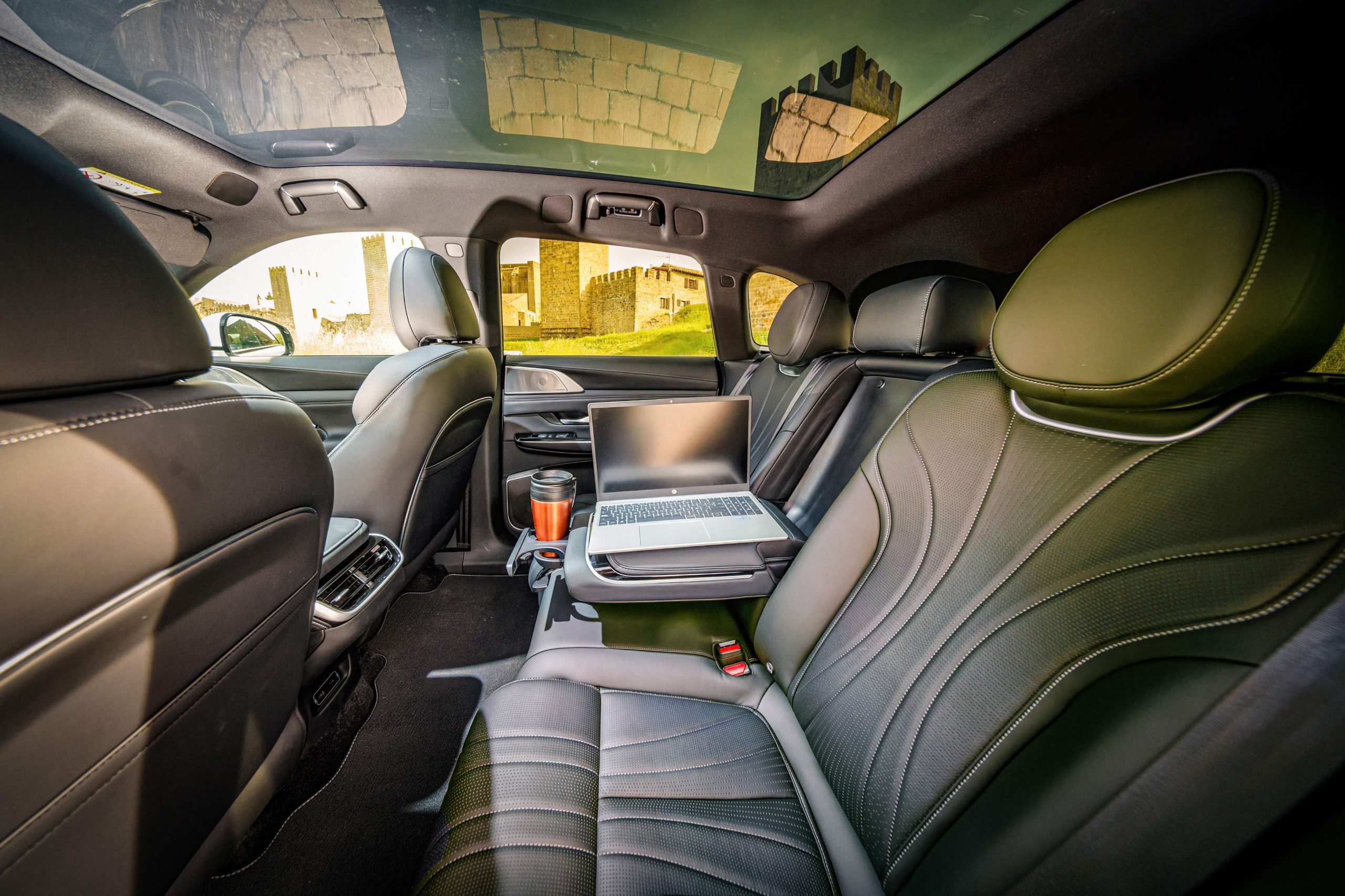 Interior de coche eléctrico color blanco